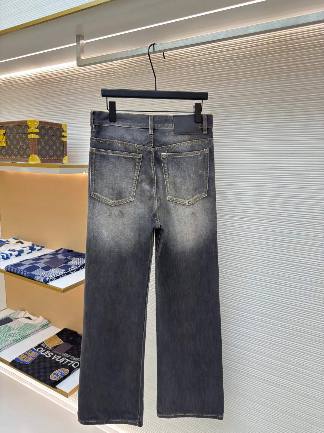 Acne Studios washed ink-splashed straight jeans ●Authentic product: Purchased and developed by 2859 ●Item number: 1680279-A75 ●Fabric: denim fabric ●Technology: Painting process ●Weight: about 780 grams ●Version: Fitted version ●Size: 30-31-32-33-34 ●Description: Made of denim fabric imported from Japan, which is characterized by high density and thick yarn, so it has strong wear resistance and tensile strength It also has softness. With the passage of time and frequent wearing, denim fabric will gradually become softer. After special dyeing and finishing processes to fit the body, denim fabric also has good color fastness and washability. It can withstand multiple washings without fading easily. The hand-painted ink splash design takes up to 30 minutes to paint a finished product. The daily output is limited. The work process is very cumbersome. After painting, it is washed and aged. It is an important process to give the denim fabric a retro and aged effect, showing a natural Uneven fading effect. Customized genuine leather label. Pink thread is used for marking the back pocket in details. The overall wiring is straight and delicate. The fabric is comfortable and soft. The color is consistent and no color difference. It can be matched with the same style to create a fashionable look and control various occasions. Customized accessories. Complete three labels. Same style for men and women!